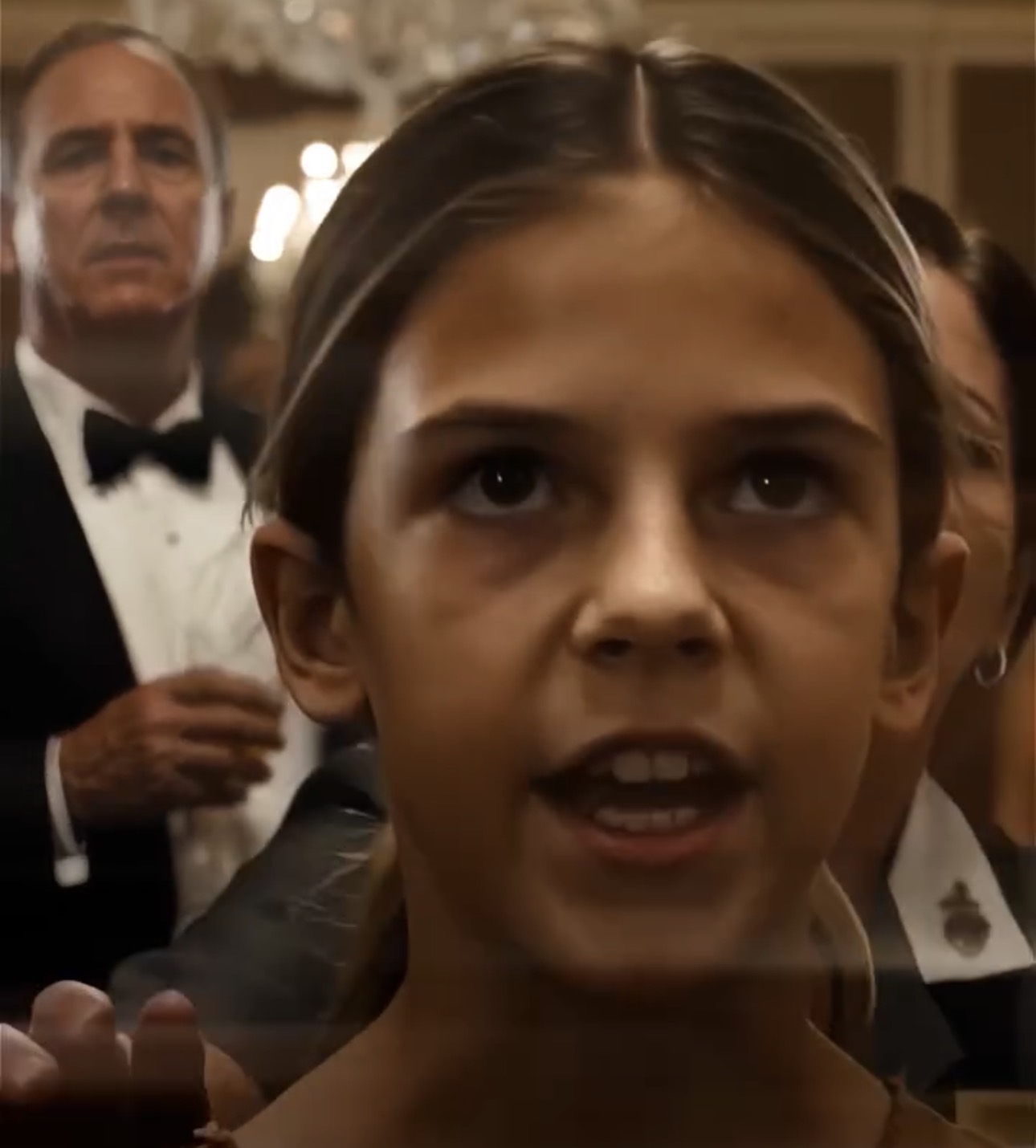 She interrupted the luxury gala: A little girl in simple clothes shocked the high society with her bold move!